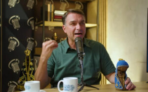 Flávio Bolsonaro nega intenção de retirar título de Padroeira do Brasil de Nossa Senhora Aparecida