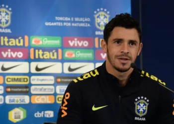 Giuliano anuncia aposentadoria do futebol aos 36 anos