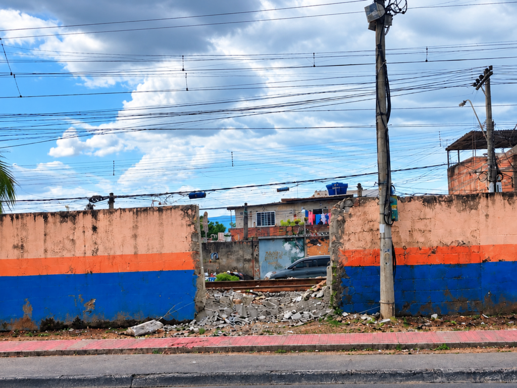 Passagem irregular sobre linha férrea volta a ser aberta em Santa Eugênia