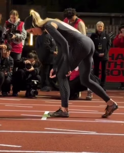 Keely Hodgkinson vence os 800m com traje futurista que não pôde usar nas Olimpíadas
