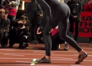 Keely Hodgkinson vence os 800m com traje futurista que não pôde usar nas Olimpíadas