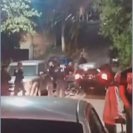 Carro roubado capota durante fuga e dois suspeitos são presos em Duque de Caxias