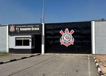 Torcidas organizadas cobram jogadores do Corinthians antes de duelo com o Fluminense