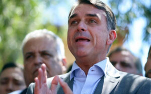 Flávio Bolsonaro sinaliza a empresários que pretende rever fim da escala 6×1 se eleito