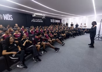 Atraso de três meses em direitos de imagem pode facilitar saída de jogadores do Corinthians