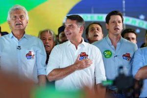 Flávio Bolsonaro diz que mudança na Constituição envolve reforma do STF e fim da reeleição