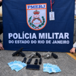 Dois homens são presos com três armas durante ação contra boca de urna em Queimados