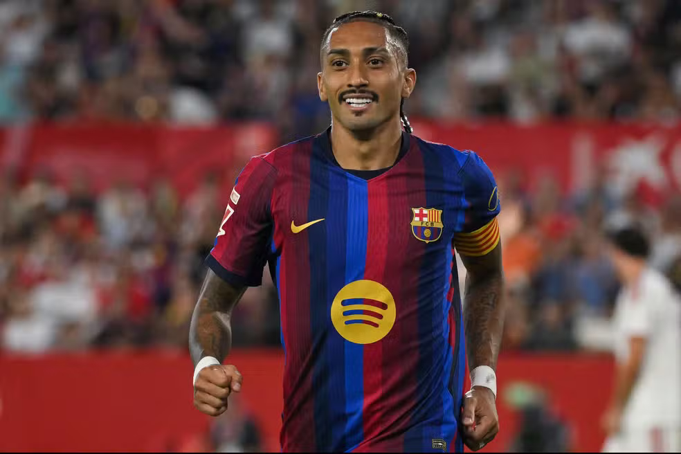 Raphinha assina renovação com o Barcelona até 2030