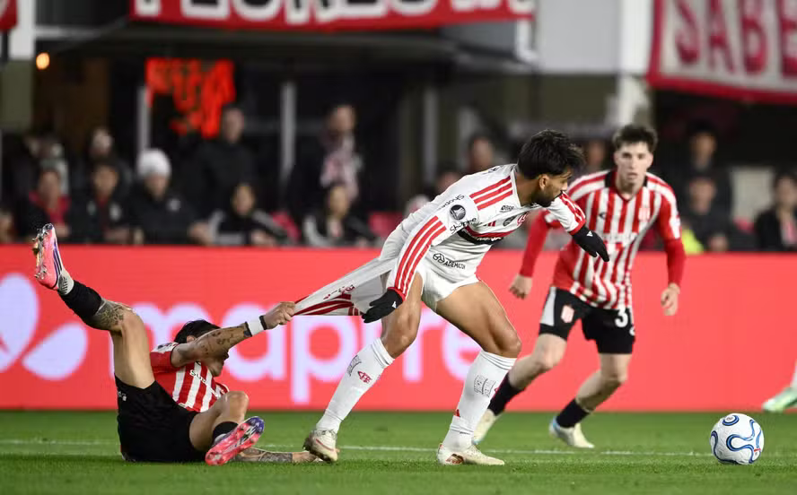 Jornal espanhol classifica atuação do Flamengo contra o Estudiantes como a pior da Libertadores